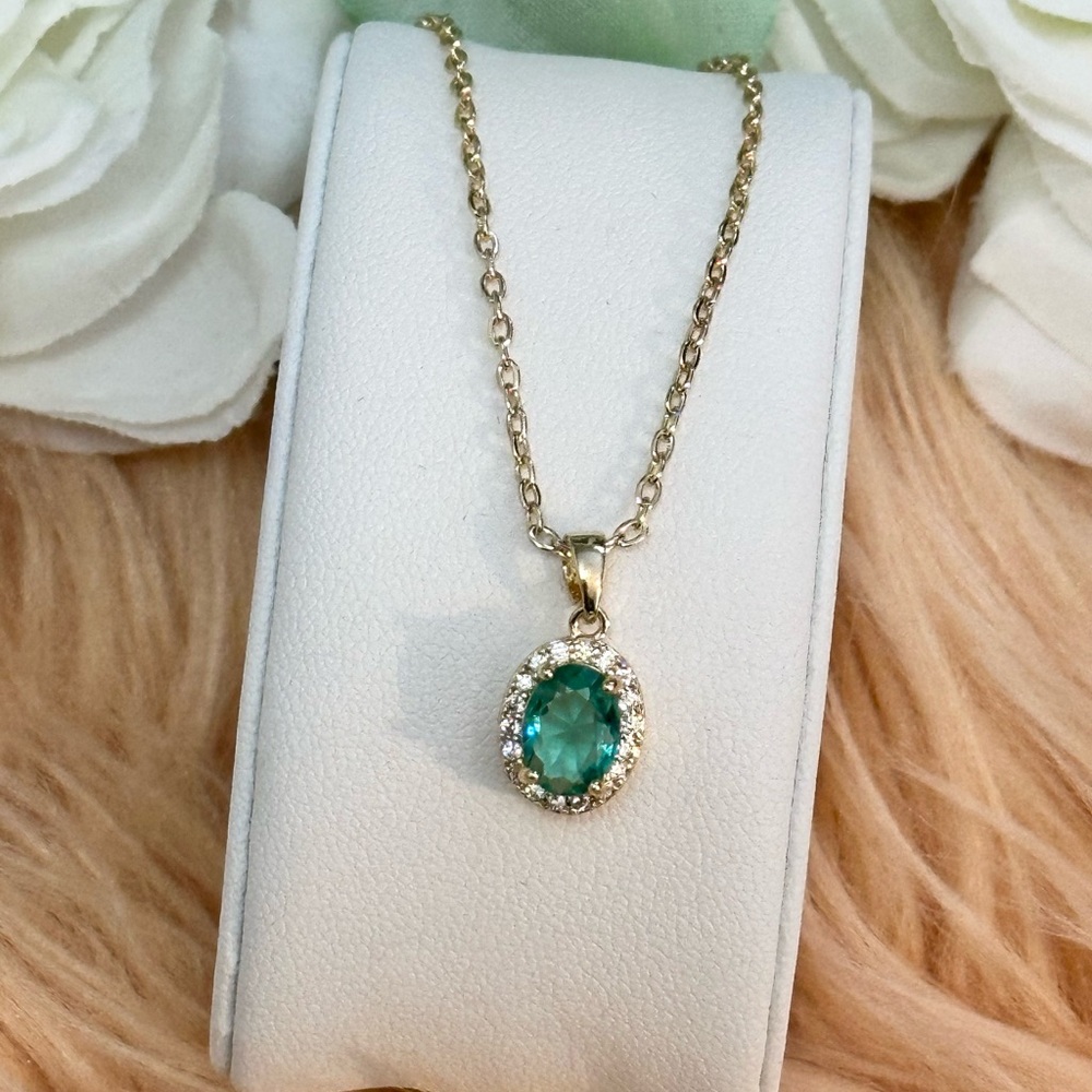 Elegant Gold Chain Necklace with Light Green Gemstone Pendant NEW!